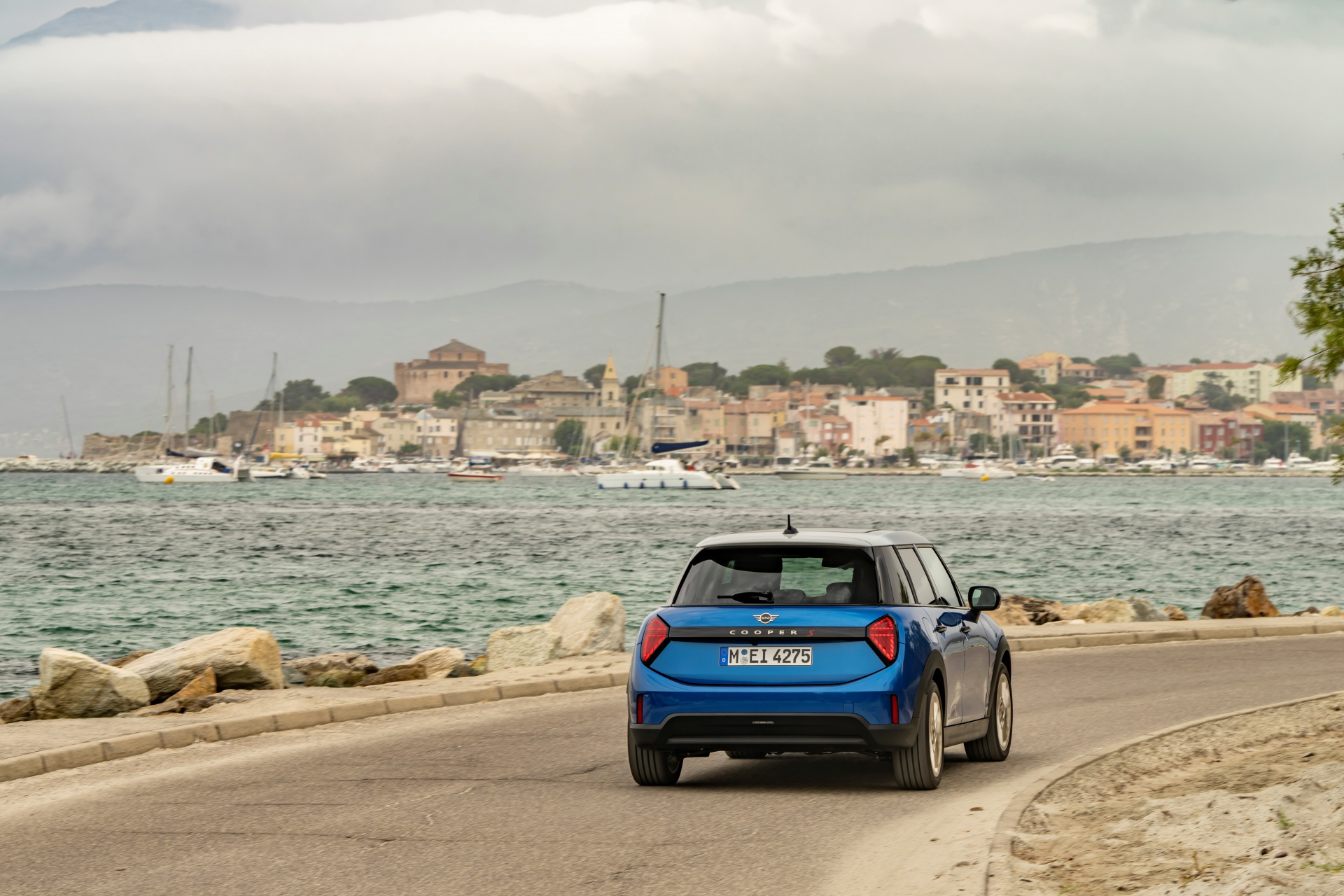 Vista de un Mini Cooper S con 5 puertas en un entorno costero.
