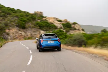 El Mini Cooper S 5 puertas muestra su diseño compacto y deportivo, listo para la acción.