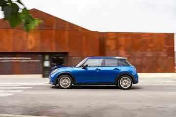 El MINI Cooper S 5 puertas combina estilo y funcionalidad.