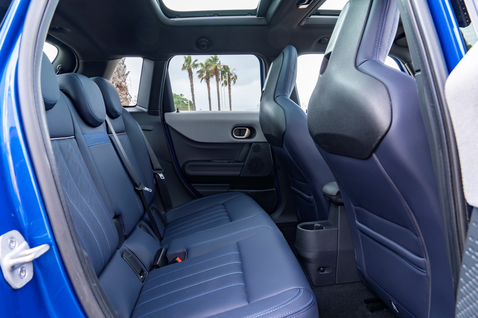 Vista interna del Mini Cooper S con énfasis en asientos traseros y calidad de acabados.