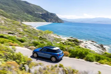 El Mini Cooper S 5 puertas brilla con su diseño icónico y dinámica lateral.