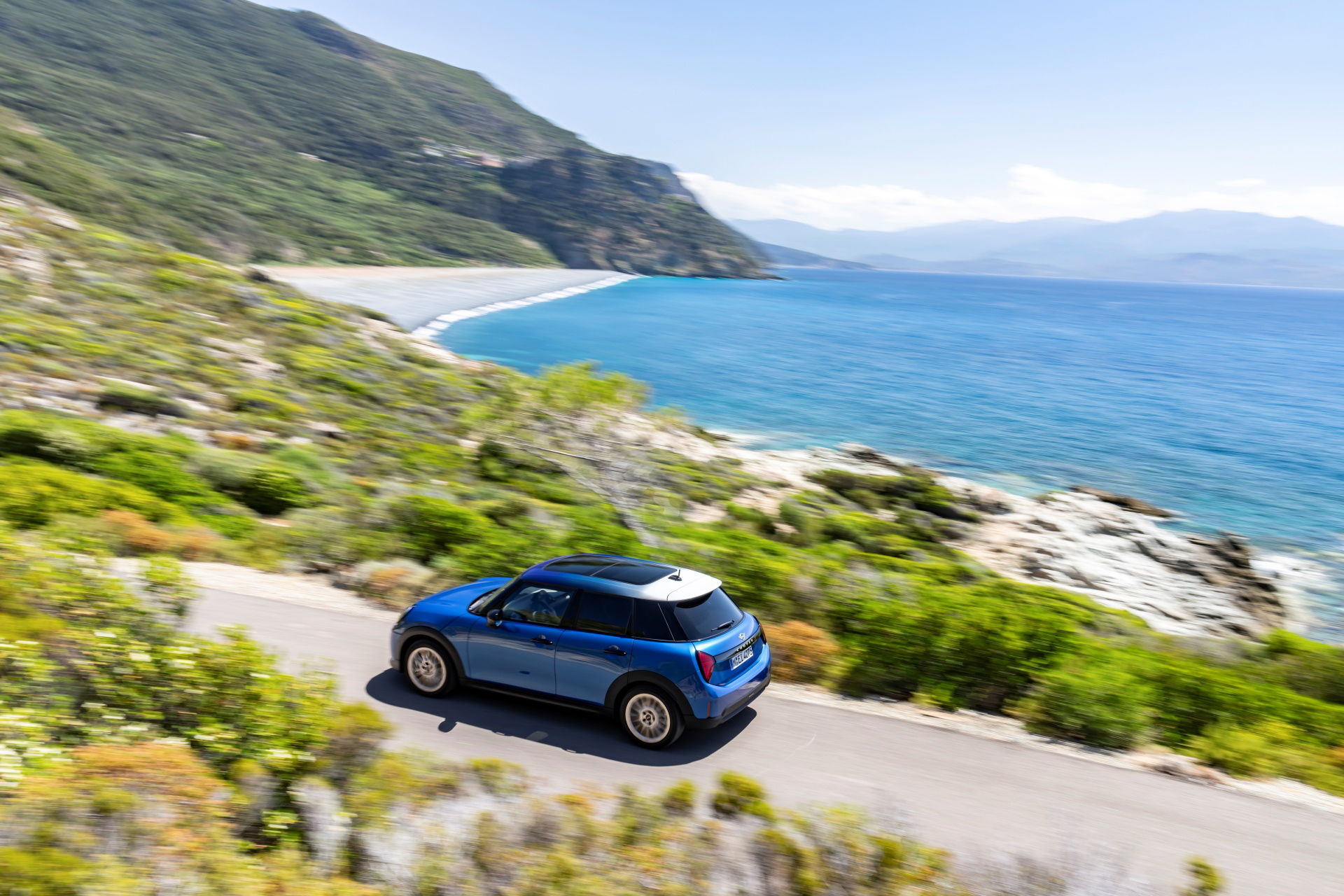 El Mini Cooper S 5 puertas brilla con su diseño icónico y dinámica lateral.