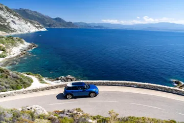 Vista lateral del Mini Cooper S 5 puertas, dinamismo y estilo compacto.