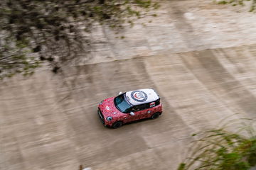Vista aérea del MINI JCW E 2024 prototipo en pista de pruebas.