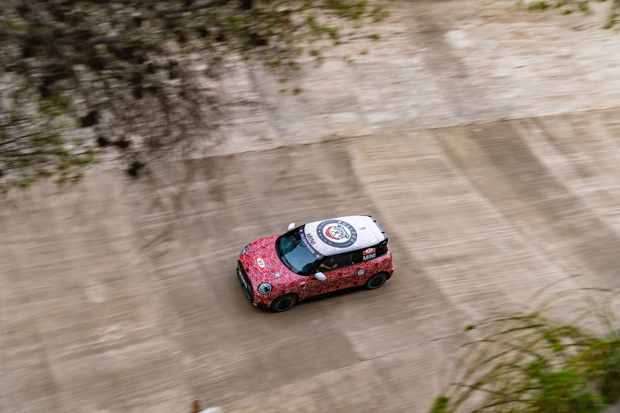 Vista aérea del MINI JCW E 2024 prototipo en pista de pruebas.