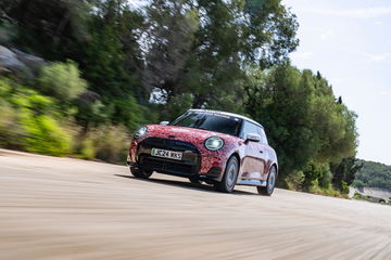 Vista dinámica del MINI JCW 2024 en pruebas de carretera
