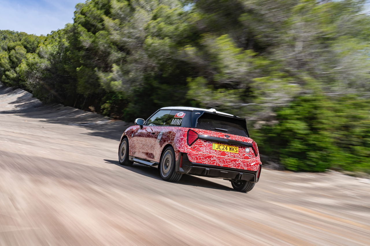 Vista dinámica del MINI JCW eléctrico mostrando línea deportiva y zaga compacta