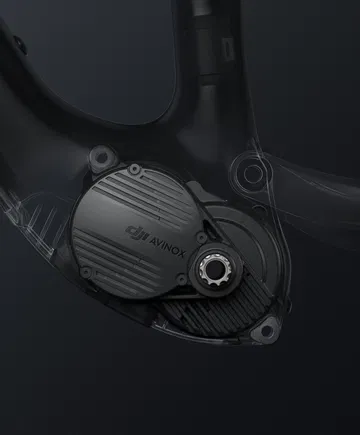 Vista parcial de un motor eléctrico innovador, enfoque en su diseño compacto y estructura.