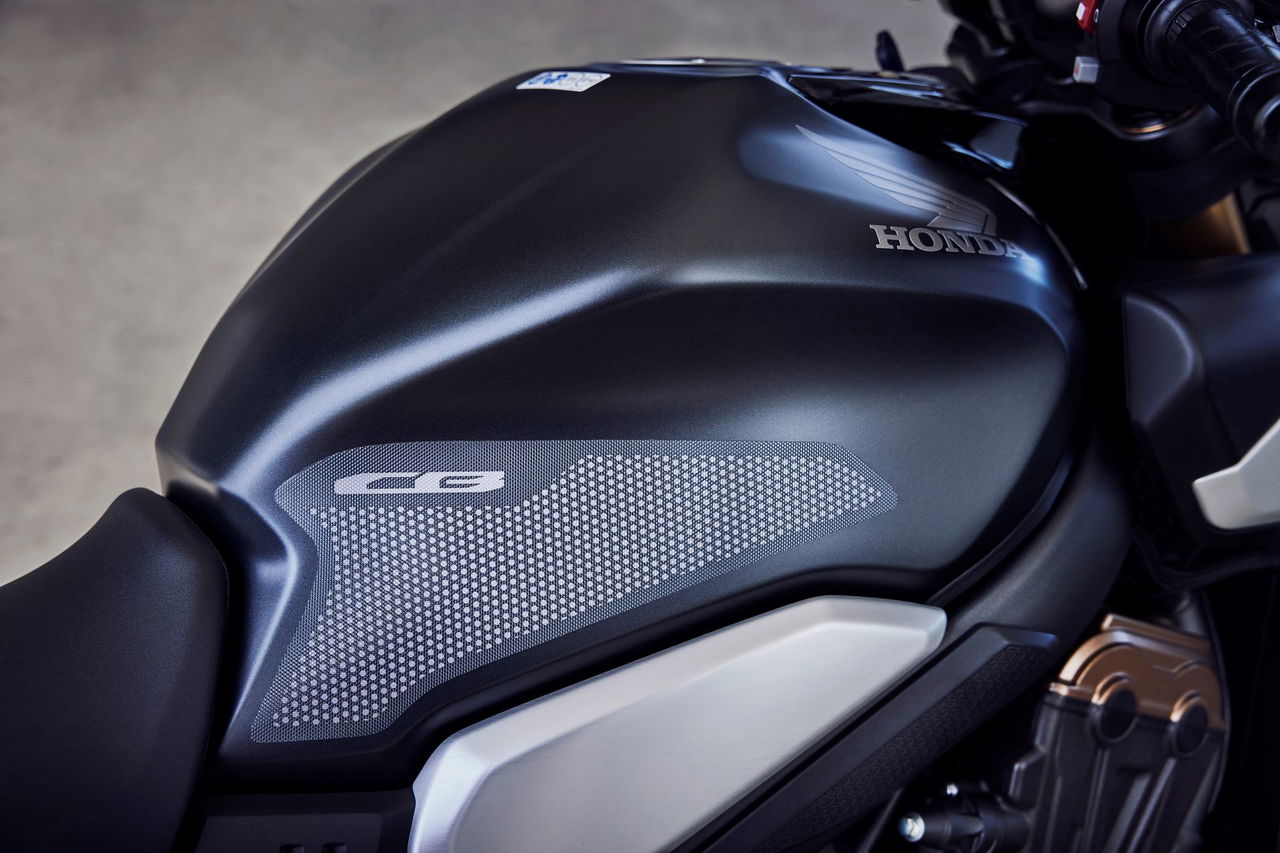 Vista lateral de la Honda CB650R 2024, mezcla perfecta de estilo neoretro y rendimiento.