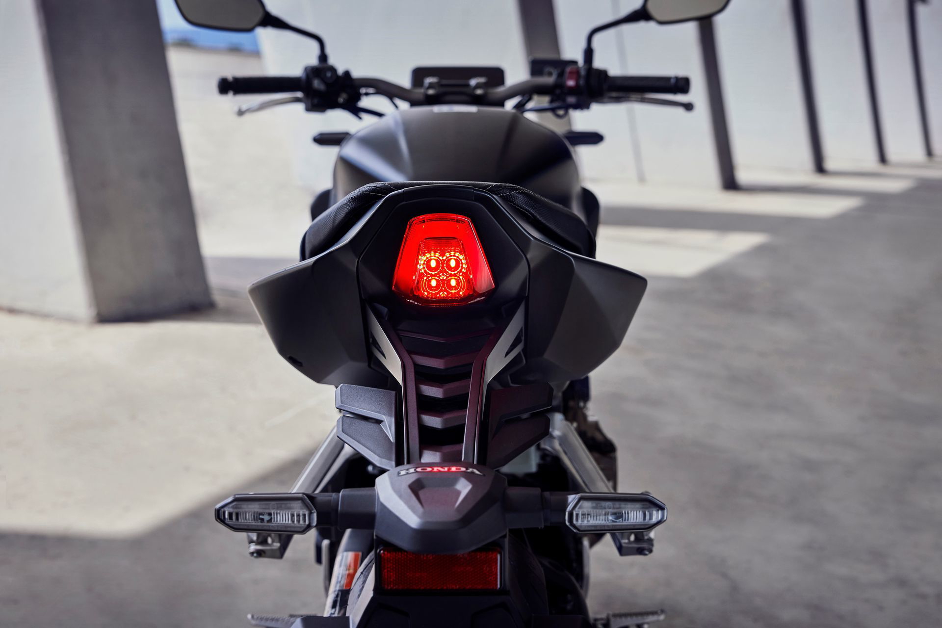 Vista trasera de la Honda CB650R 2024 que destaca su diseño neoretro y piloto LED.