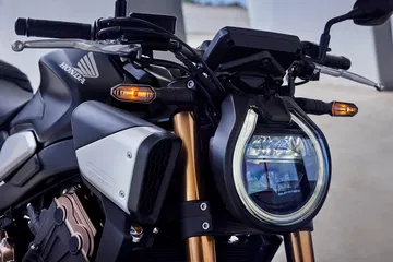 La Honda CB650R combina estilo neoretro con rendimiento confiable.