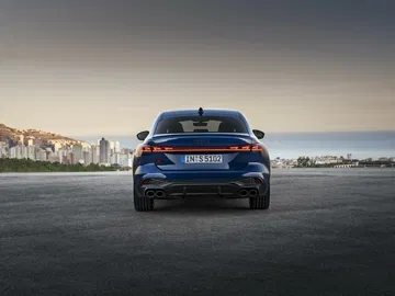 Vista trasera del nuevo Audi A5 evidenciando líneas deportivas y elegantes.