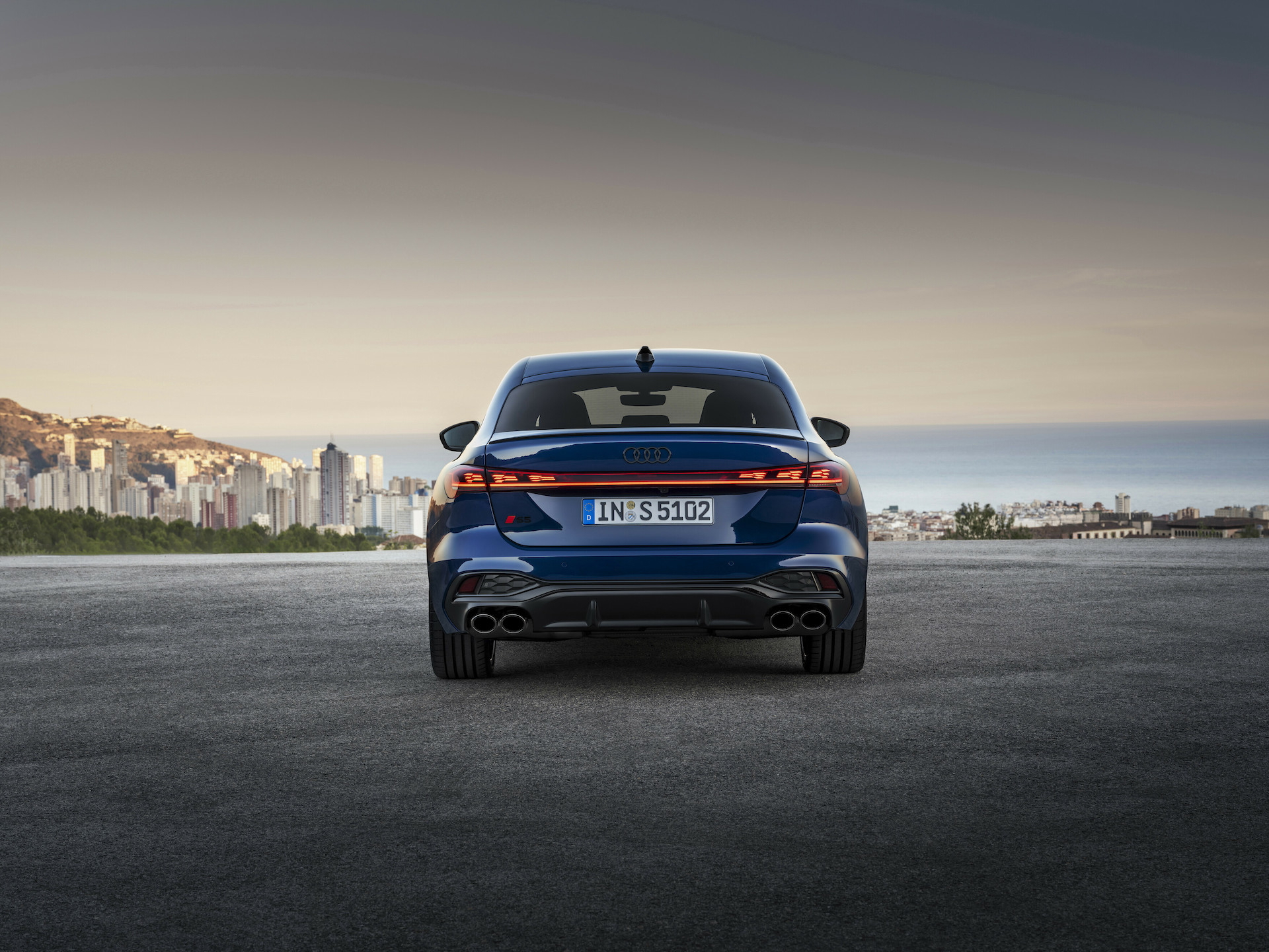 Vista trasera del nuevo Audi A5 evidenciando líneas deportivas y elegantes.