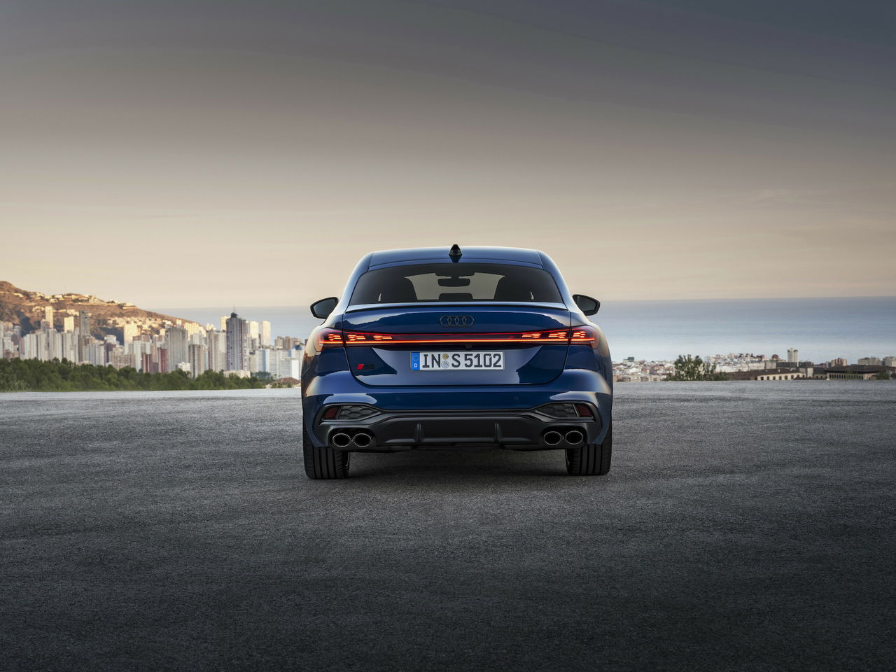 Vista trasera del nuevo Audi A5 evidenciando líneas deportivas y elegantes.