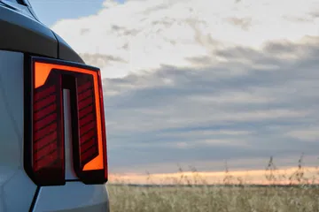 La trasera del Kia Sorento 2024 muestra líneas modernas y robustas.