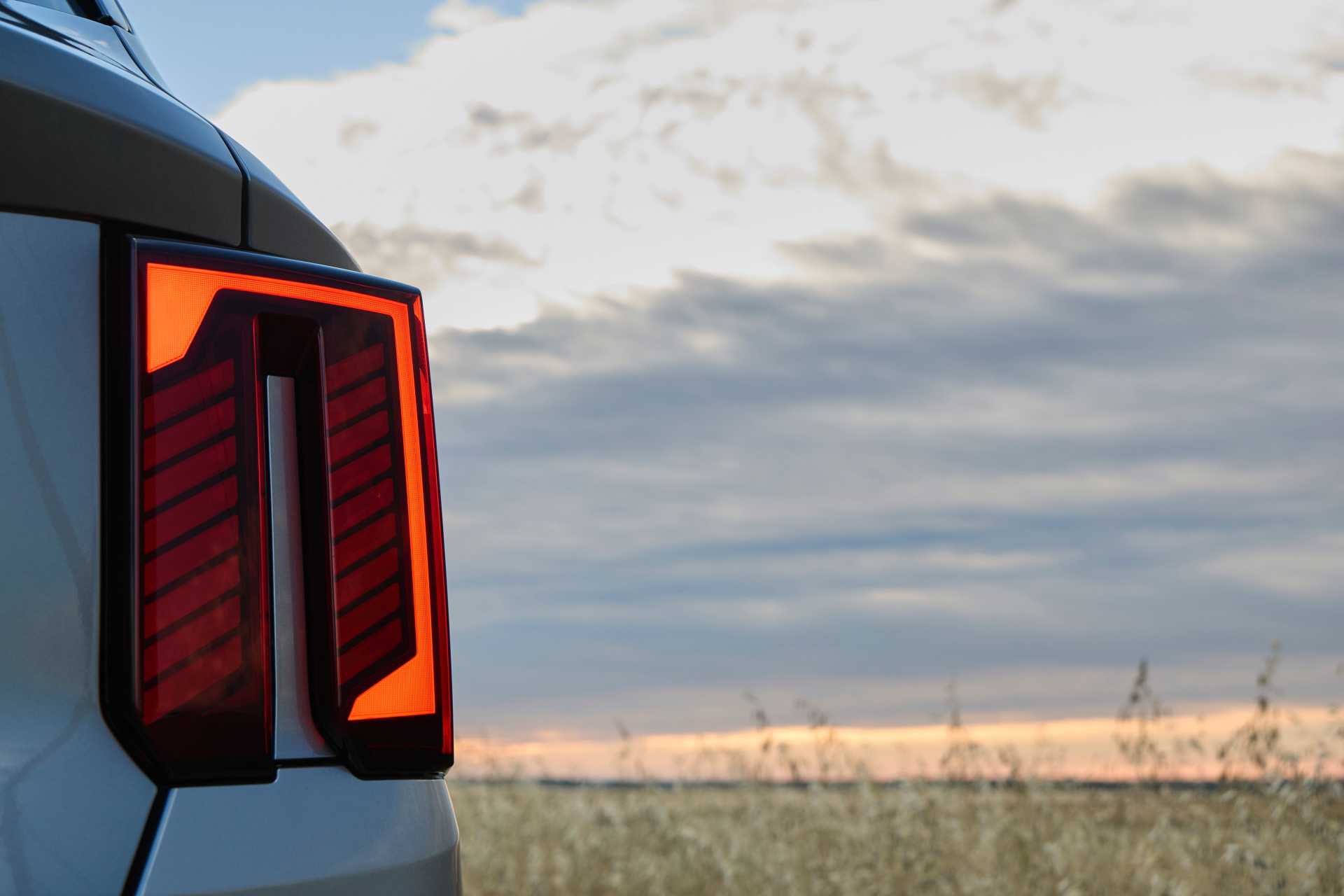 La trasera del Kia Sorento 2024 muestra líneas modernas y robustas.