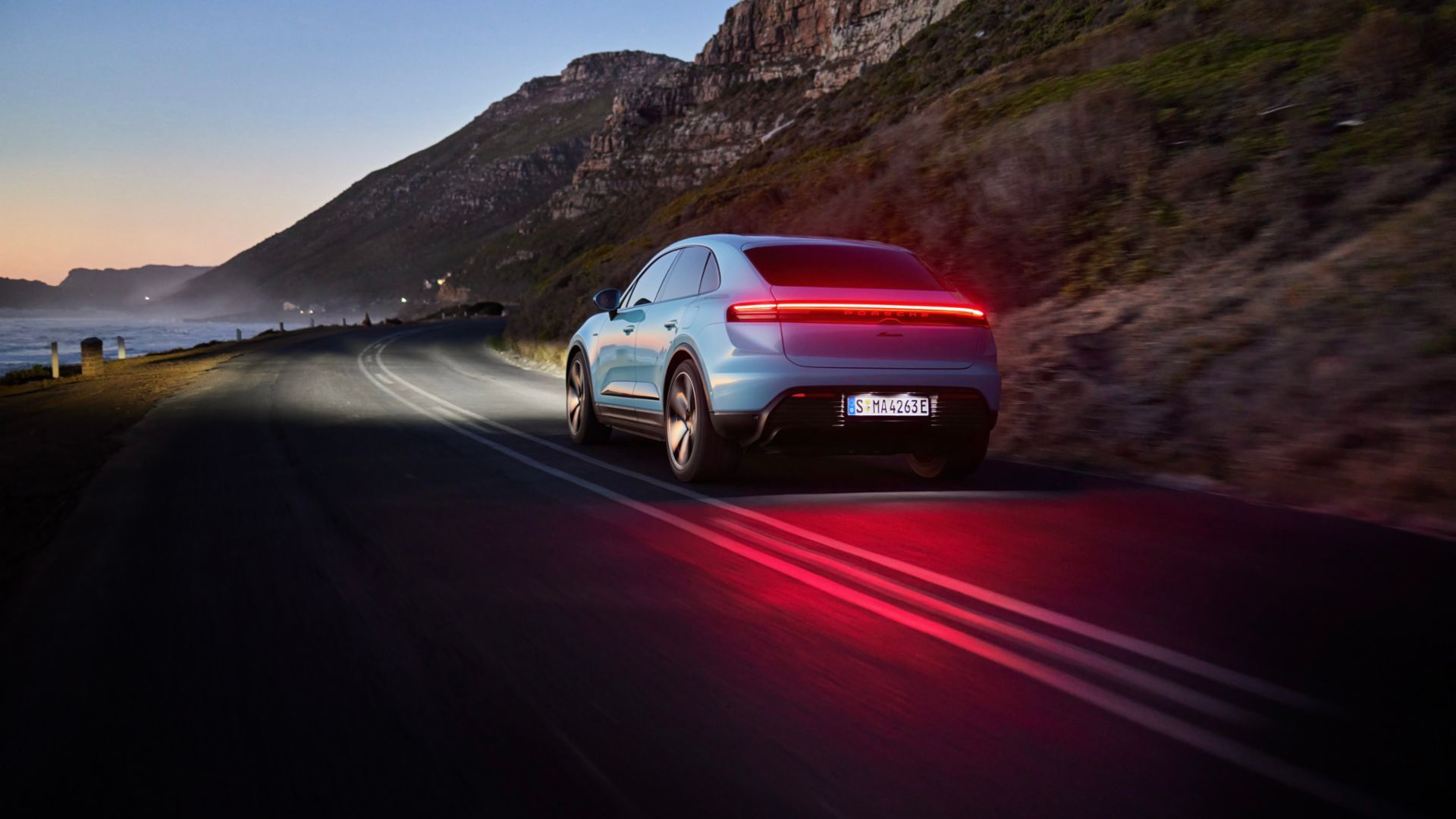El Porsche Macan eléctrico en acción, mostrando su perfil aerodinámico.
