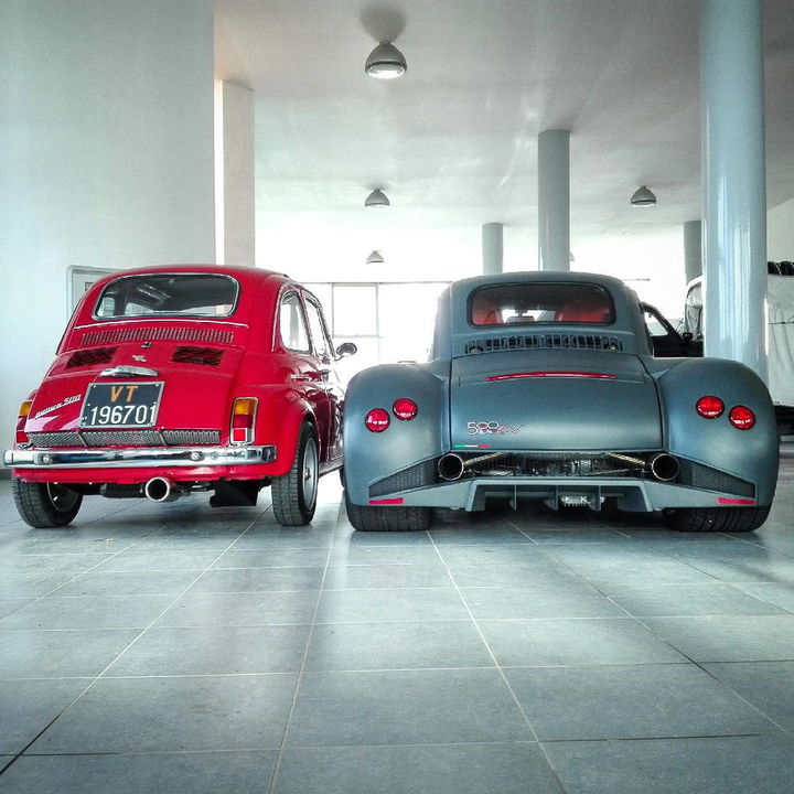 Fiat 500 con trasera de Lamborghini Murciélago, una fusión de clásico y potencia.