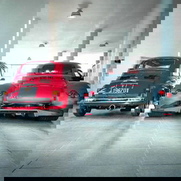 Fiat 500 con trasera de Lamborghini Murciélago, una fusión de clásico y potencia.