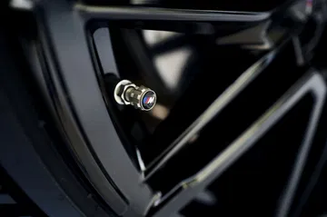 Vista cercana de un detalle distintivo de BMW, enfocado en diseño y acabado.