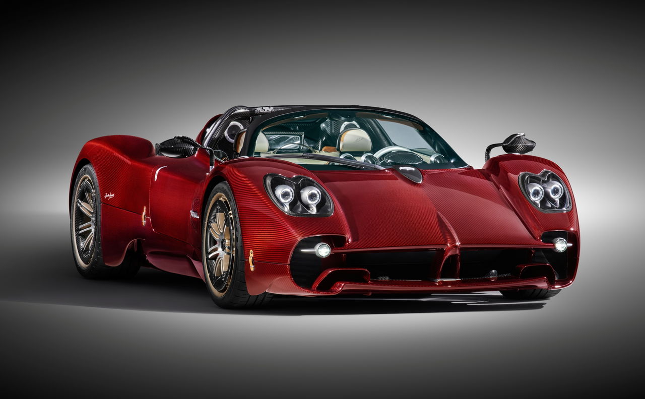 La escultura rodante de Pagani, el Utopía Roadster, muestra su fascinante frontal.