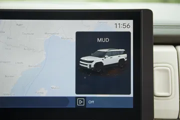 Pantalla digital muestra el nuevo Hyundai Santa Fe con claridad y definición.