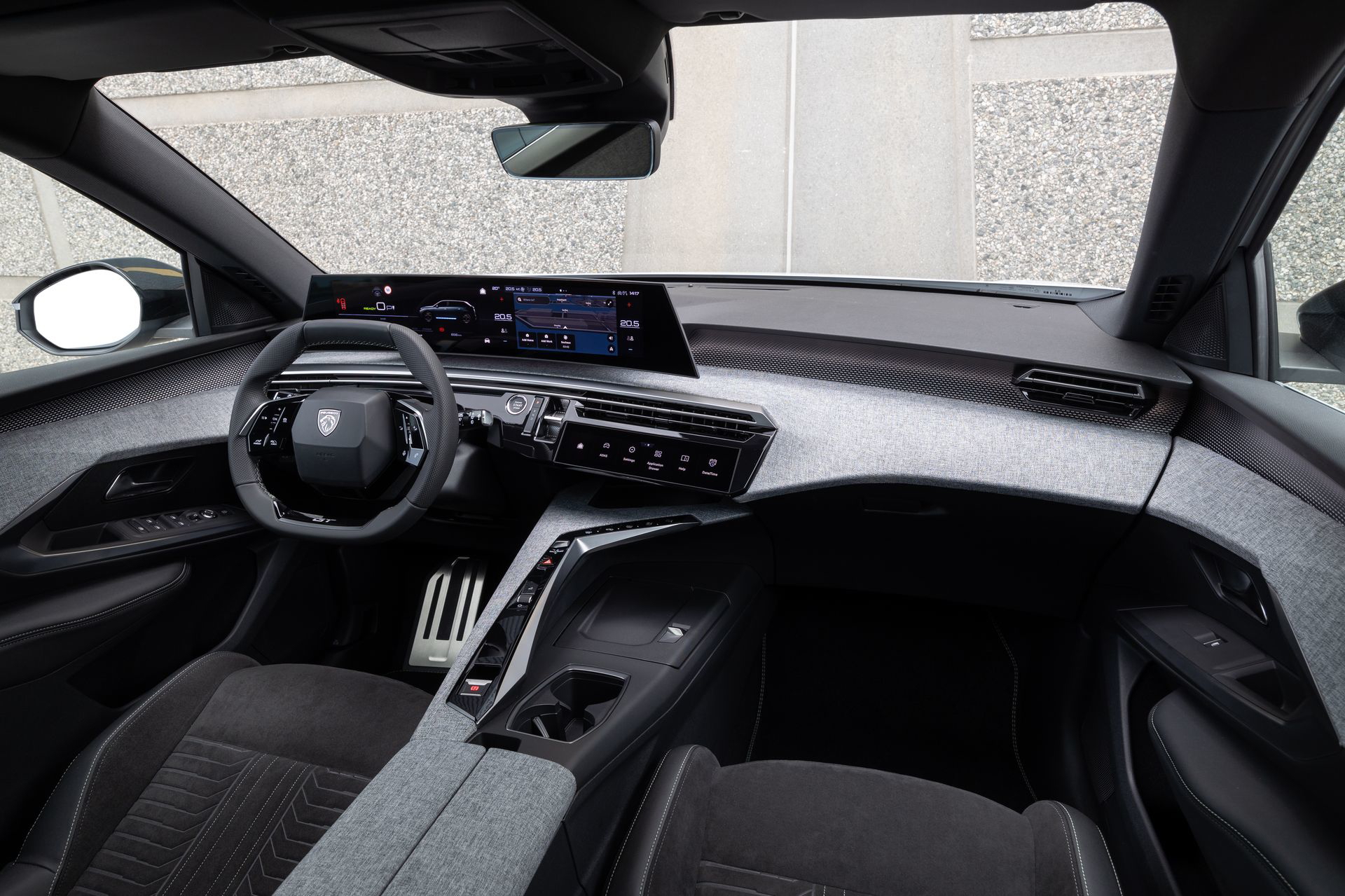 Vista del puesto de conducción del Peugeot 5008 con enfoque en el volante y panel de instrumentos.