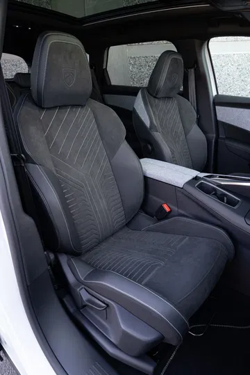 Asientos delanteros del Peugeot 5008 con tapicería premium y diseño ergonómico.