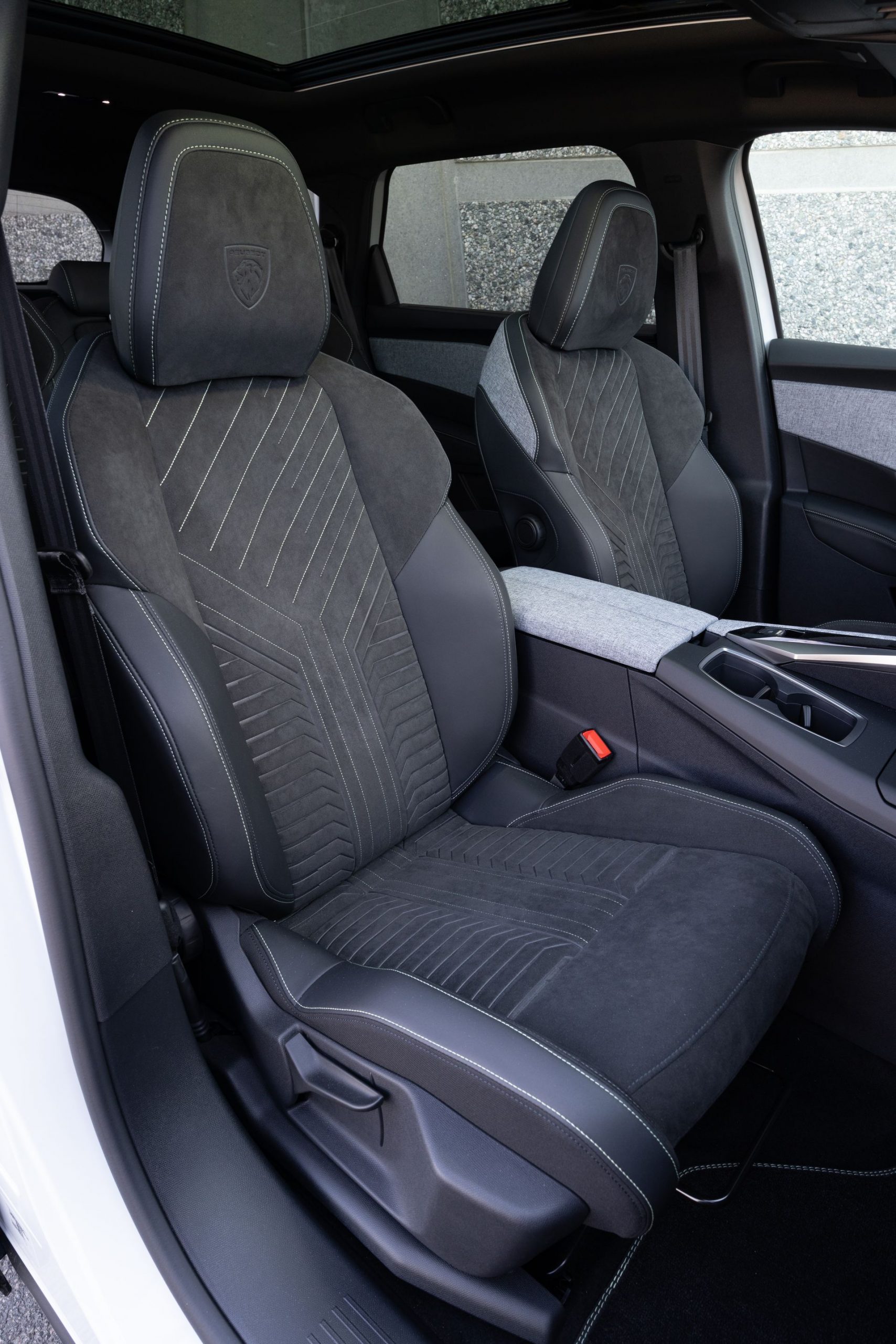Asientos delanteros del Peugeot 5008 con tapicería premium y diseño ergonómico.