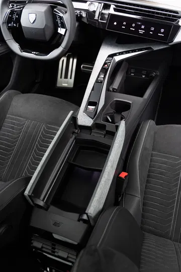 Vista detallada de la consola central del Peugeot 5008, mostrando su diseño y acabados.