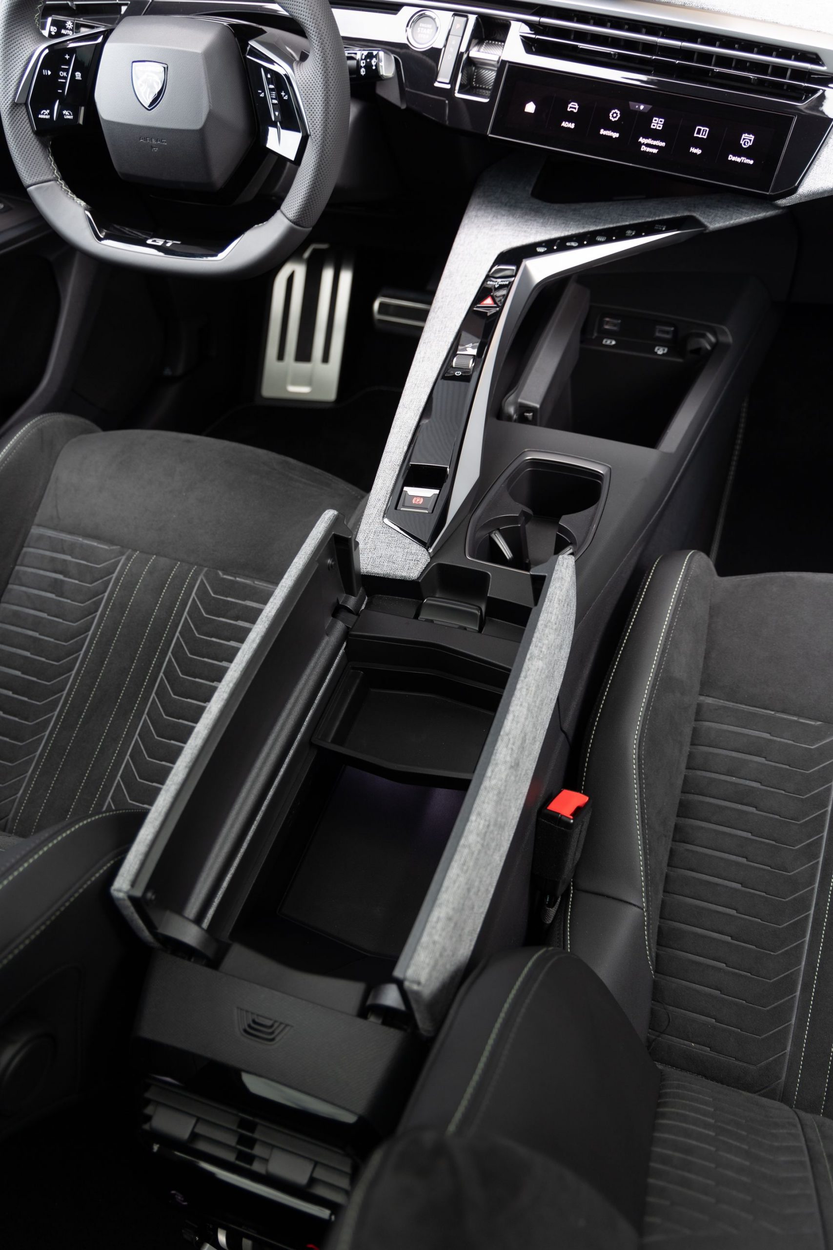 Vista detallada de la consola central del Peugeot 5008, mostrando su diseño y acabados.