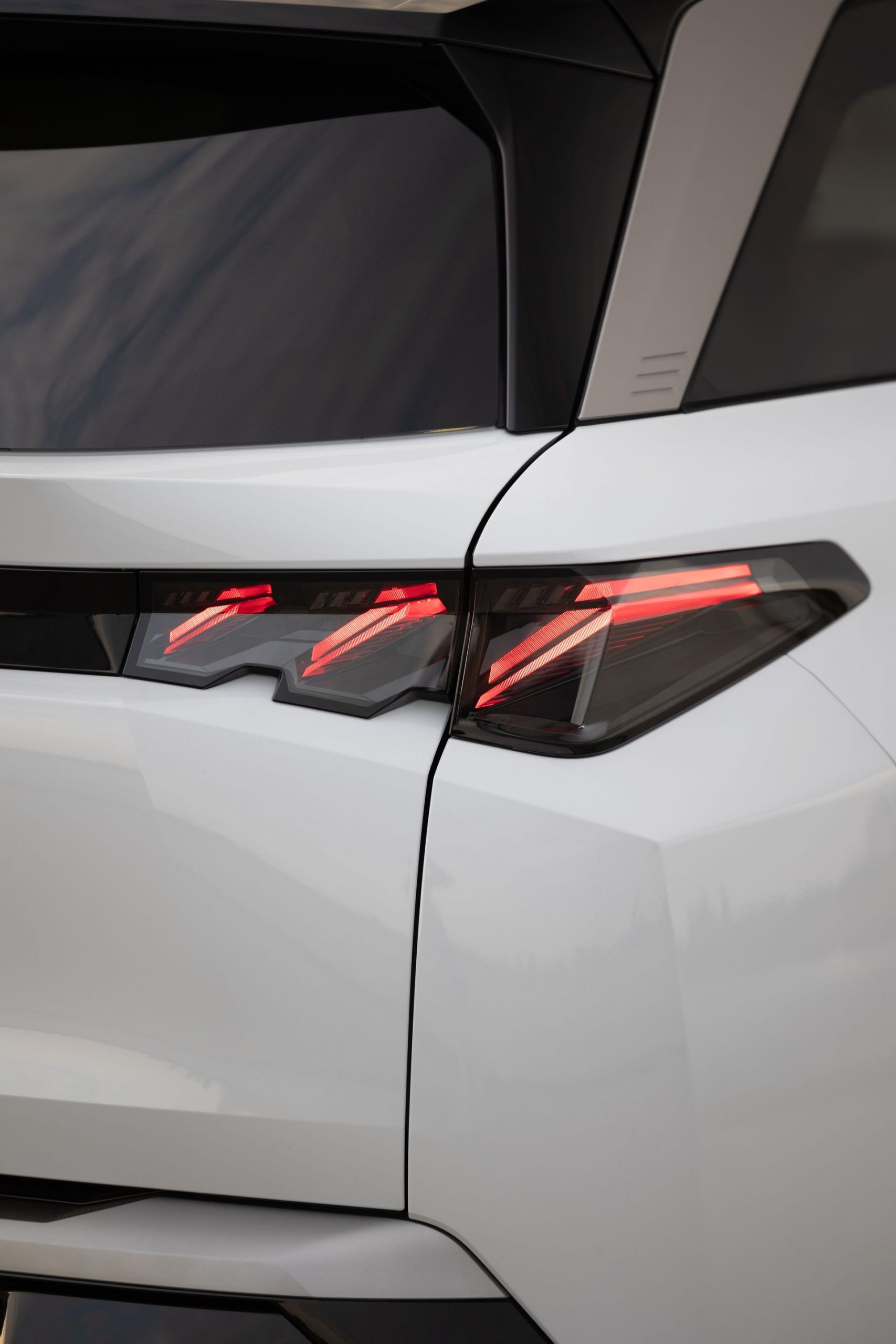 Vista cercana del innovador diseño de pilotos traseros LED del Peugeot 5008 2024