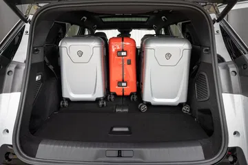 Vista del maletero del Peugeot 5008, mostrando su capacidad y distribución.