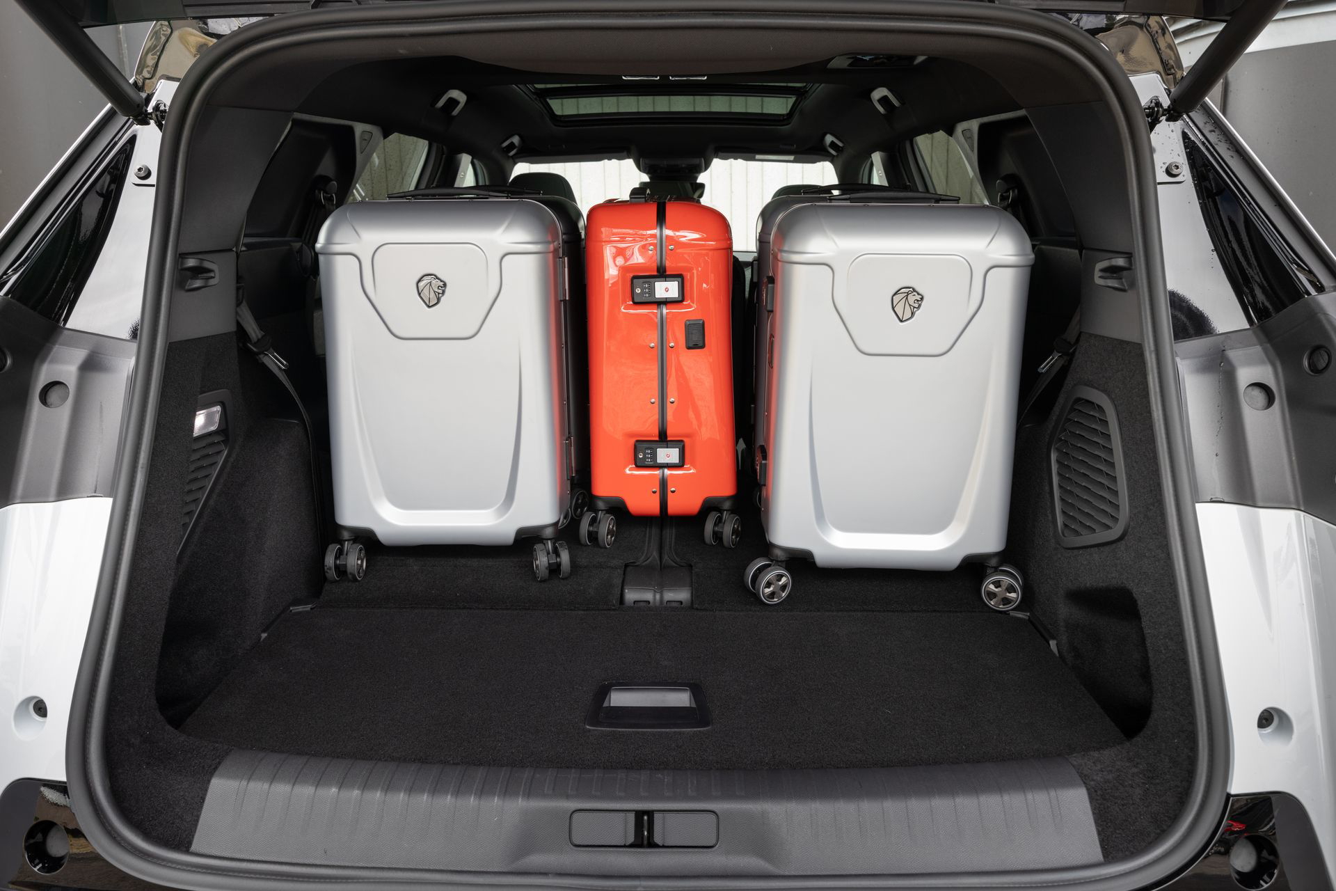 Vista del maletero del Peugeot 5008, mostrando su capacidad y distribución.