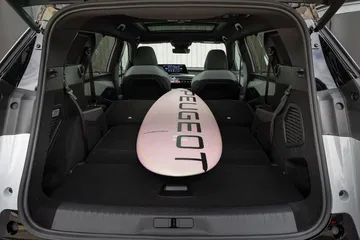Amplio maletero del Peugeot 5008 2025, ideal para familias numerosas