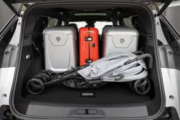Vista del maletero del Peugeot 5008, destacando su capacidad y modularidad.
