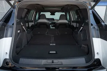 Vista del maletero del Peugeot 5008 2025, mostrando su amplio espacio de carga.