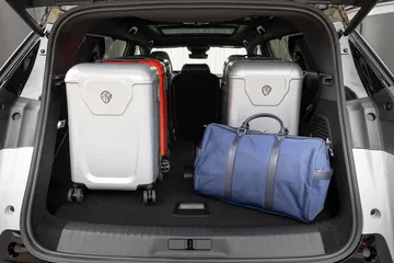 Vista del amplio maletero del Peugeot 5008, ideal para grandes familias.