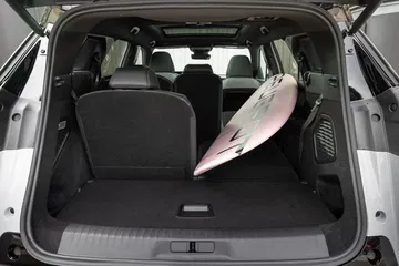 Vista del generoso maletero del Peugeot 5008, destacando su espacio.