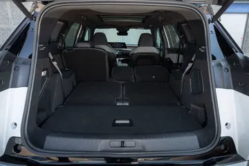 Amplio maletero del Peugeot 5008 2025 con todas las plazas abatidas, mostrando su capacidad.