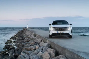 Vista trasera y lateral del Peugeot 5008 mostrando su diseño y dimensiones.