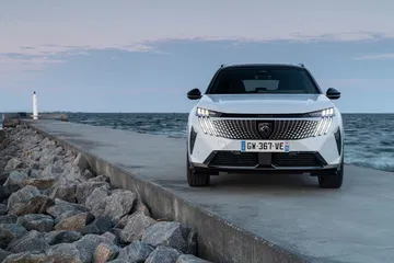 Vista frontal Peugeot 5008 2025, mostrando su diseño robusto y moderno