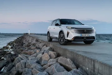 Vista lateral del Peugeot 5008 2024 destacando su diseño SUV.