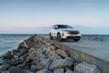 Vista lateral del Peugeot 5008, destacando su diseño SUV