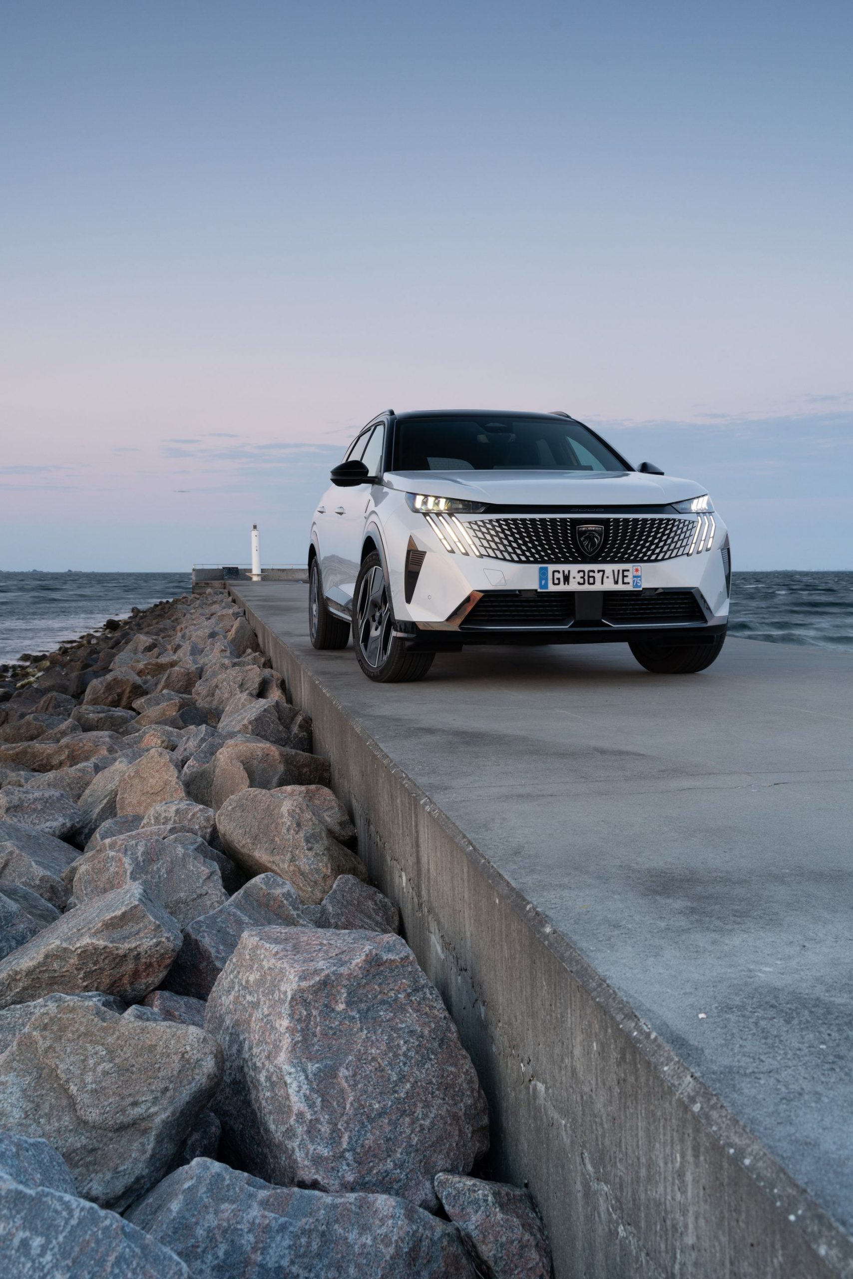 Vista delantera y lateral del Peugeot 5008, mostrando su robustez y diseño moderno