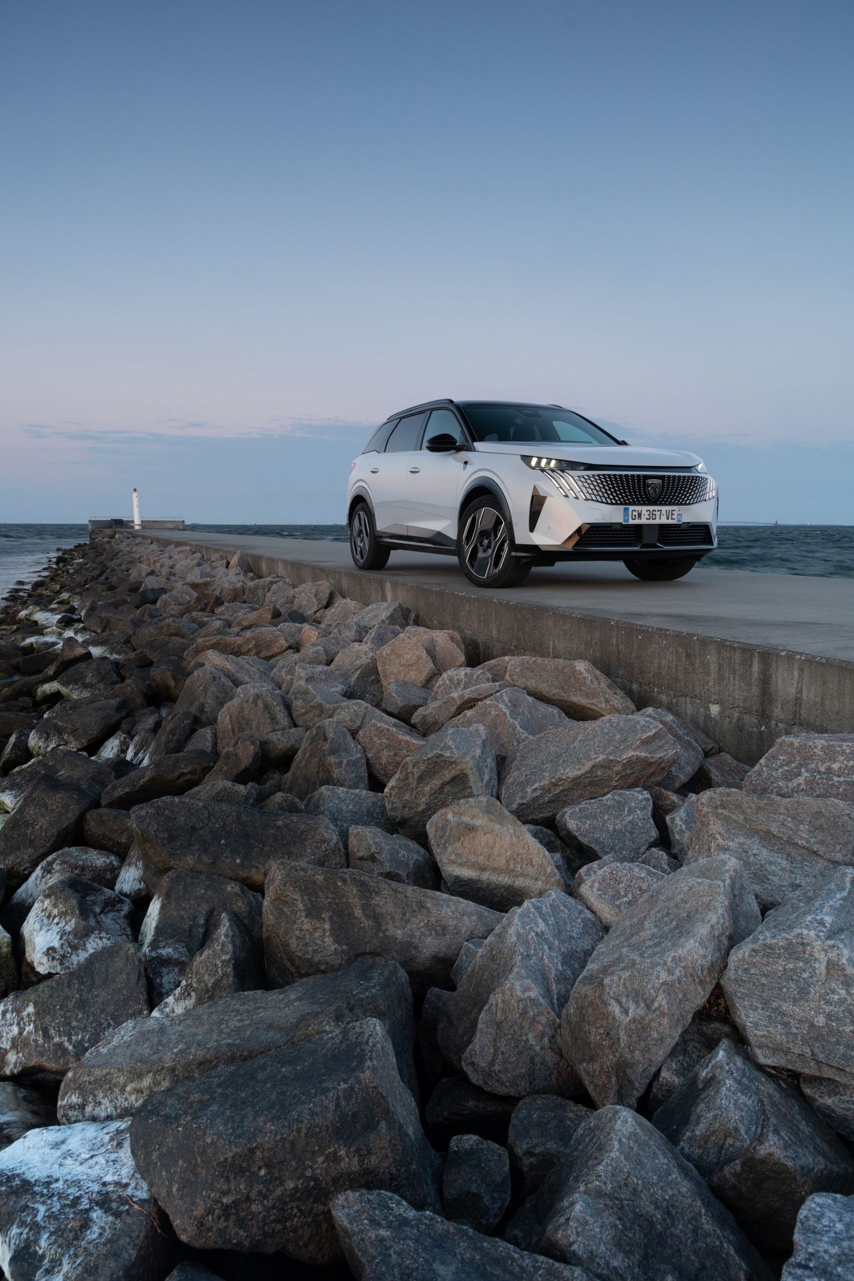 Un Peugeot 5008 en su hábitat natural, imponente ante un paisaje marino.
