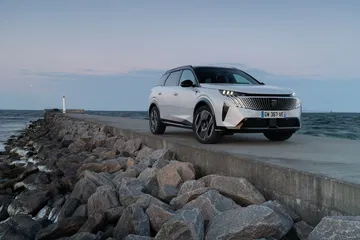 Vista lateral Peugeot 5008 mostrando su silueta SUV robusta y elegante