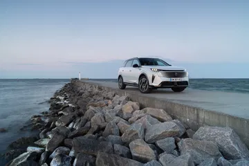 Vista lateral Peugeot 5008 2025 sobre un rompeolas