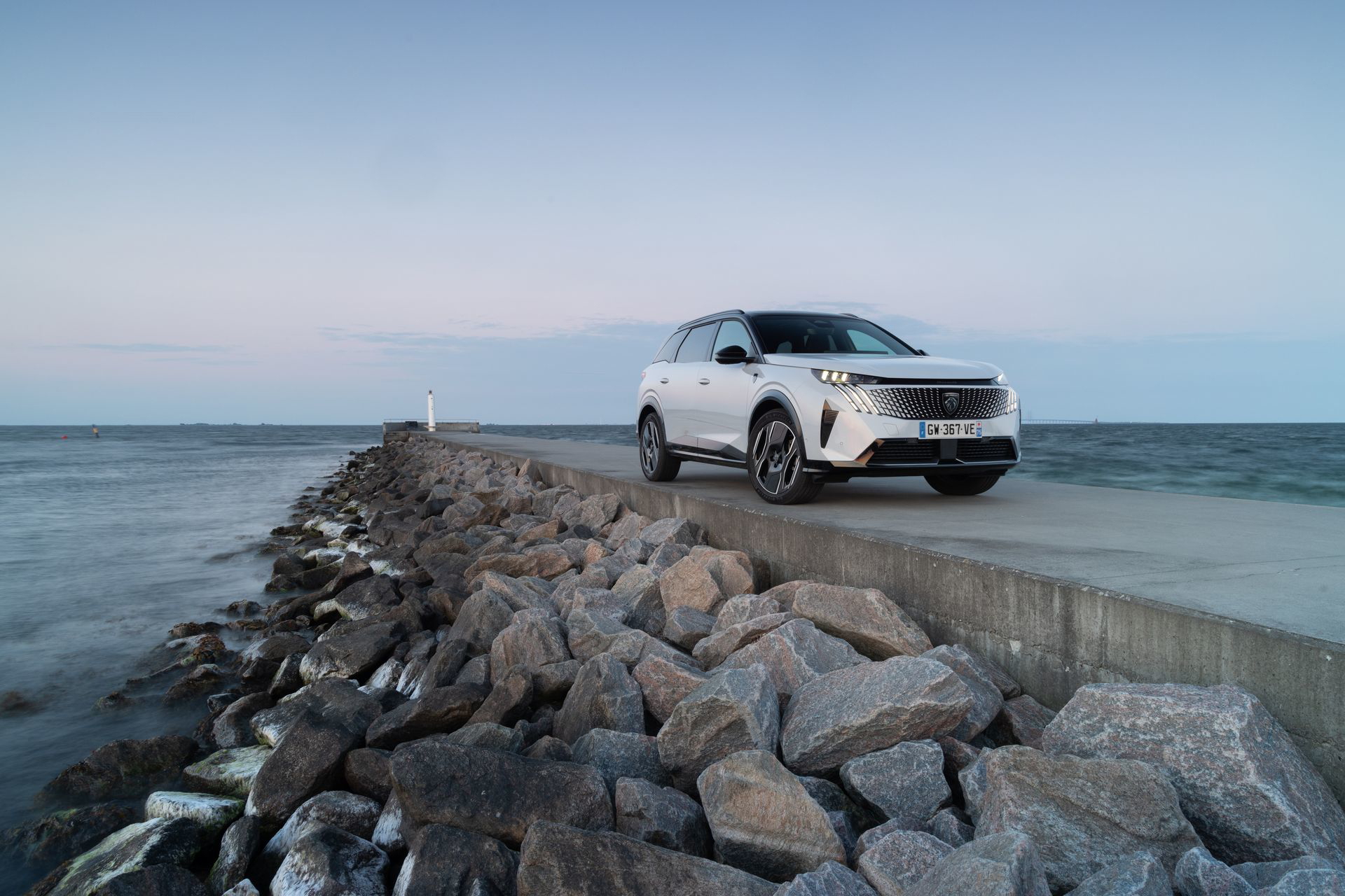 Vista lateral Peugeot 5008 2025 sobre un rompeolas
