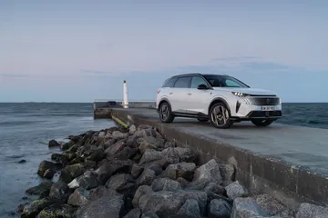 Vista lateral del Peugeot 5008 2024 apreciando su línea y diseño